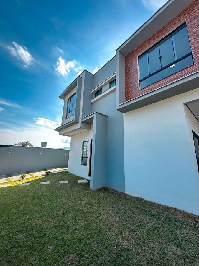 Geminado de Esquina com 1 Suíte + 2 Quartos no bairro Amizade