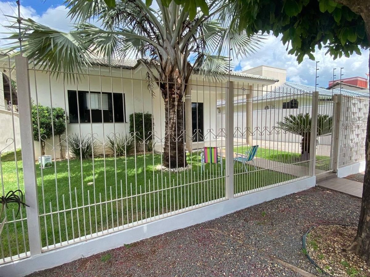Casa com 2 quartos, 1 suíte