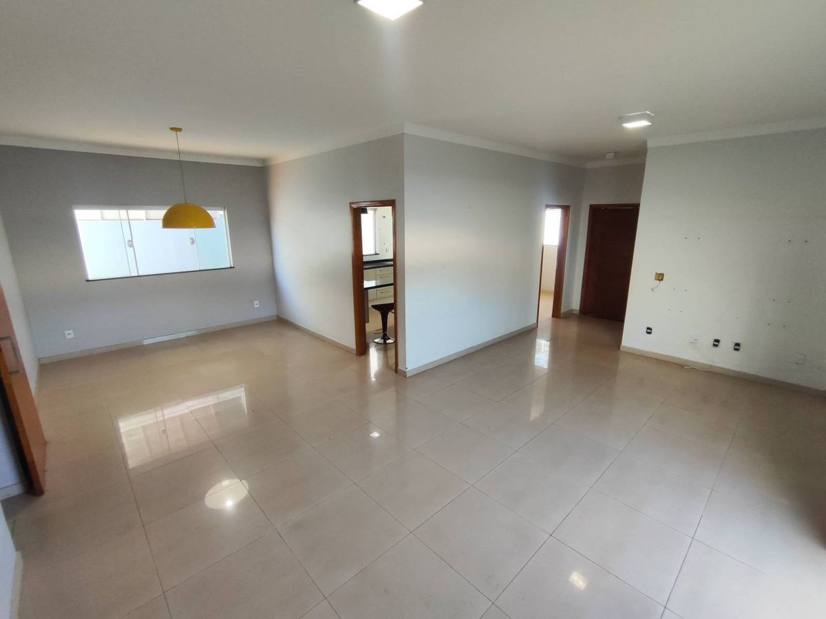 A CASA DOS SEUS SONHOS TE ESPERA NO CONDOMÍNIO FLAMBOYANT! Se você busca conforto, sofisticação e um lar pensado nos mínimos detalhes, essa é a sua chance! Fantástica casa térrea em um dos condomínios mais desejados da região! Com 180 m² de constr - Casa em Condomínio Flamboyant, Jaú - à venda - JM IMOBILIARIA ARRUDA LTDA ME