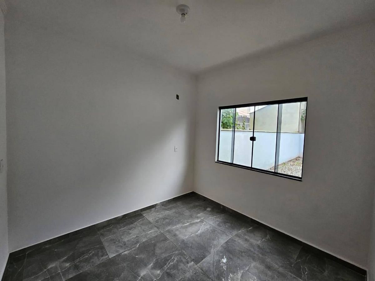 Casa a 300 metros do mar, 3 quartos sendo 1 suíte, parque
