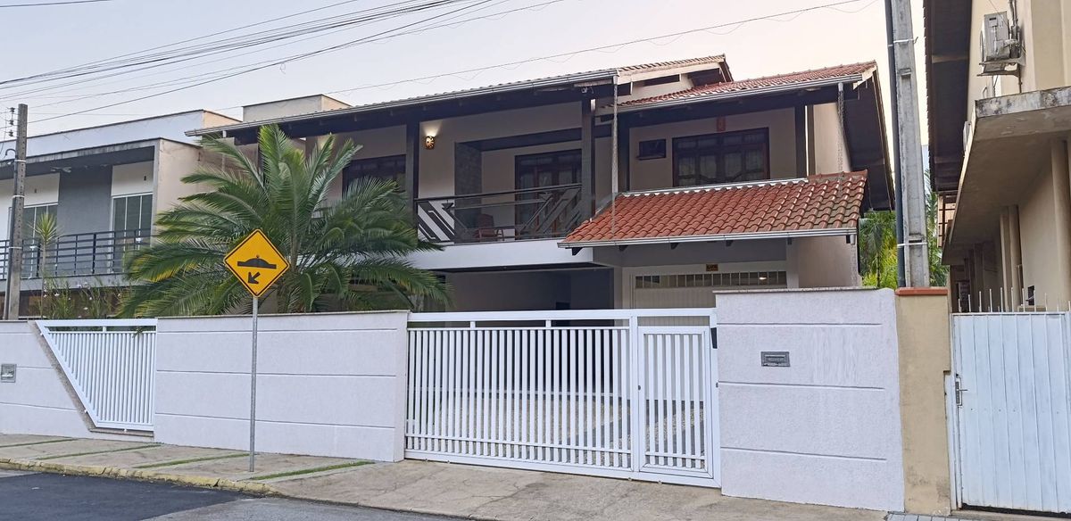 SOBRADO NO BAIRRO NOVA BRASÍLIA - JARAGUÁ DO SUL - Casa em Nova Brasília, Jaraguá do Sul - à venda - Brisa Sul Imóveis