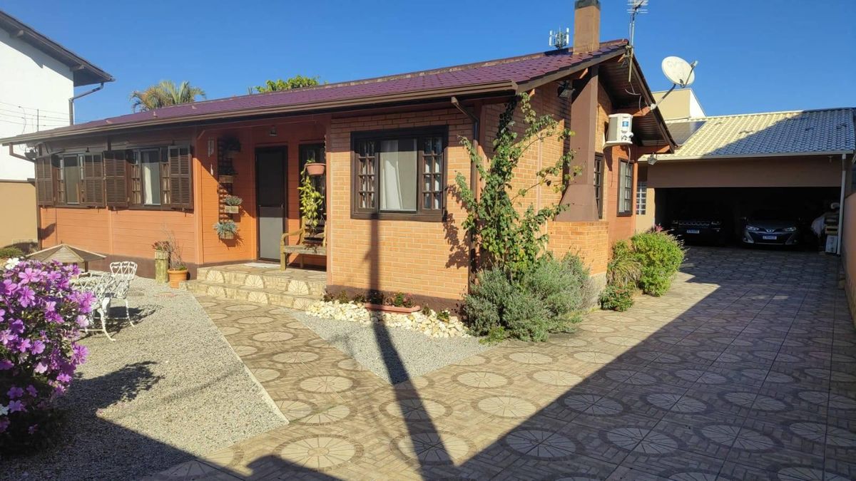 Casa com Duas Residências à Venda no Campeche – Florianópolis/SC | Amplo Terreno e Excelente Potencial de Investimento
