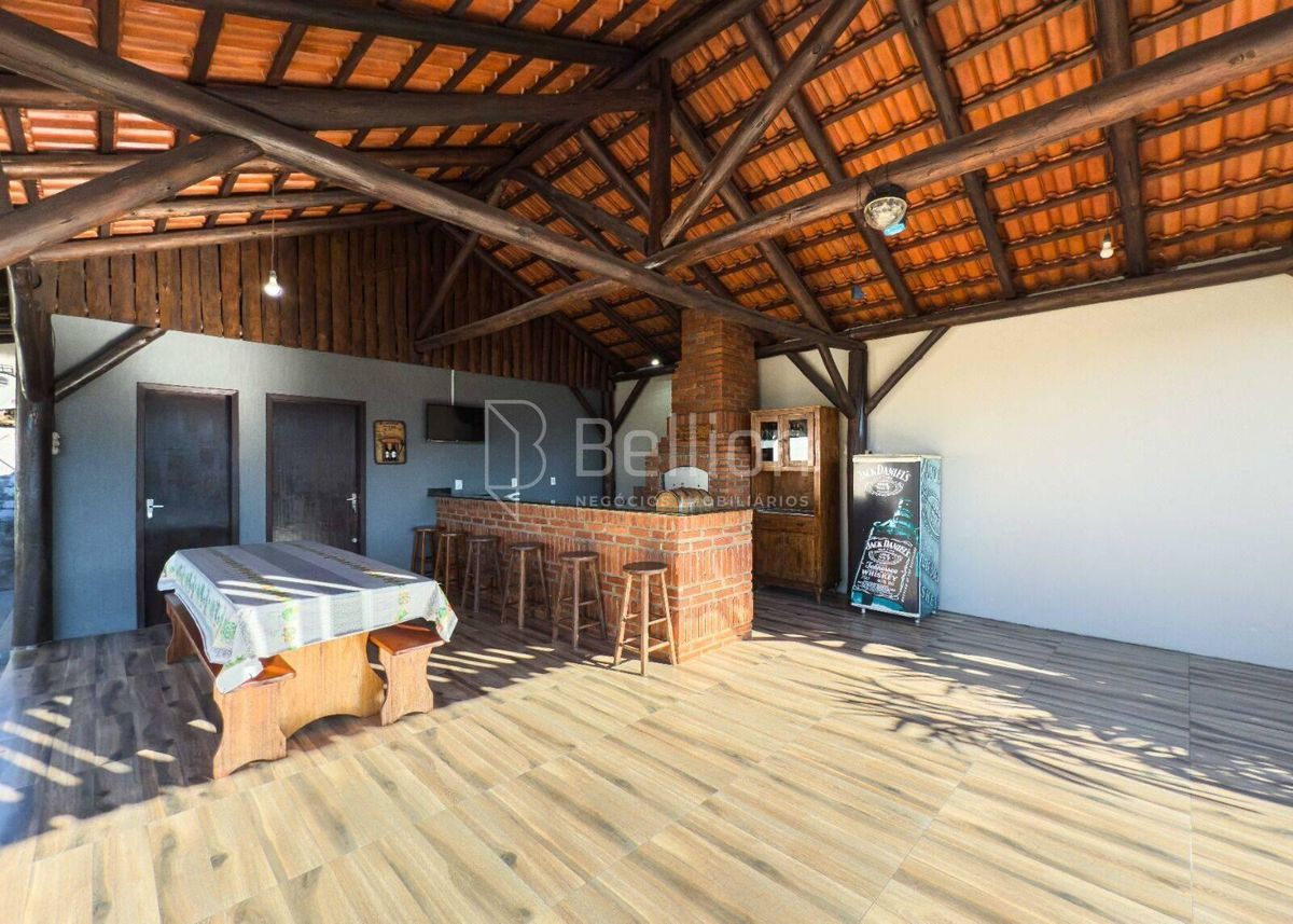Casa à Venda com Terreno de 1.080 m² 3 Quartos, Área de Festas e 4 Vagas de Garagem