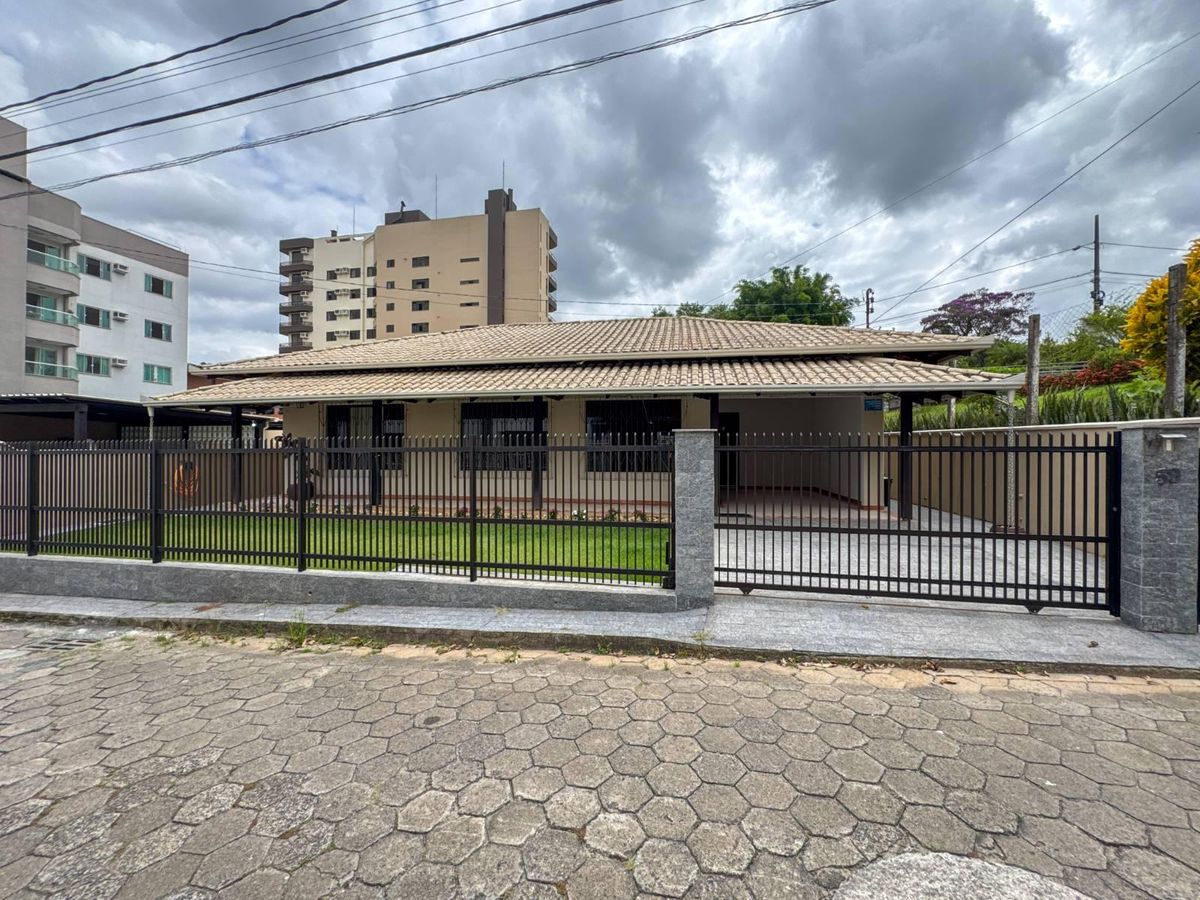Casa Plana Semimobiliada com 4 Dormitórios no Vorstadt! - Casa em Vorstadt, Blumenau - à venda - CONCEITO IMOBILIARIA LTDA