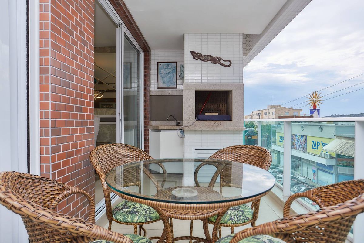 Apartamento mobiliado com 03 dormitórios com piscina na praia do centro de Bombinhas - Apartamento em Centro, Bombinhas - à venda - Imobiliária Licurana