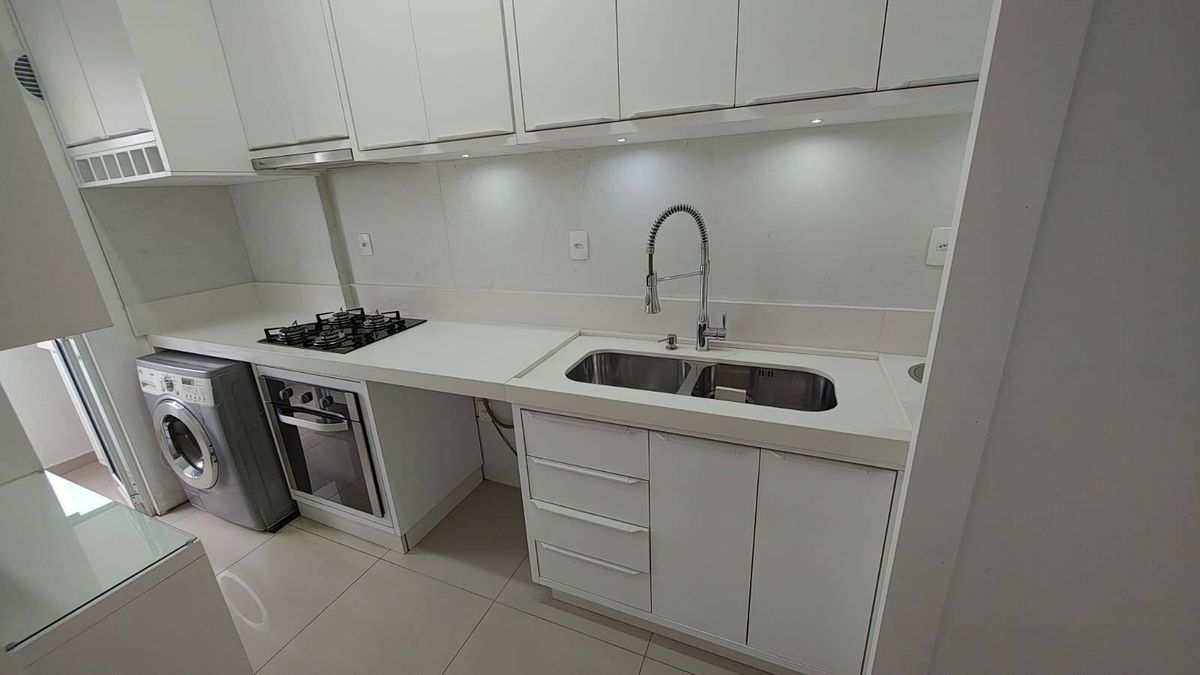 Apartamento 2 quartos em São João, Itajaí: Cozinha moderna e sacada com churrasqueira