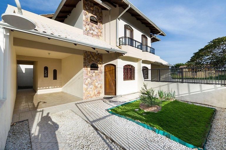 Aluguel de Temporada em Bombinhas – Casa com 4 quartos LC004 - Casa em Bombas, Bombinhas - para temporada - PAULA CRISTINA DA SILVA MINELLA NEGOCIOS IMOBILIARIOS LTDA