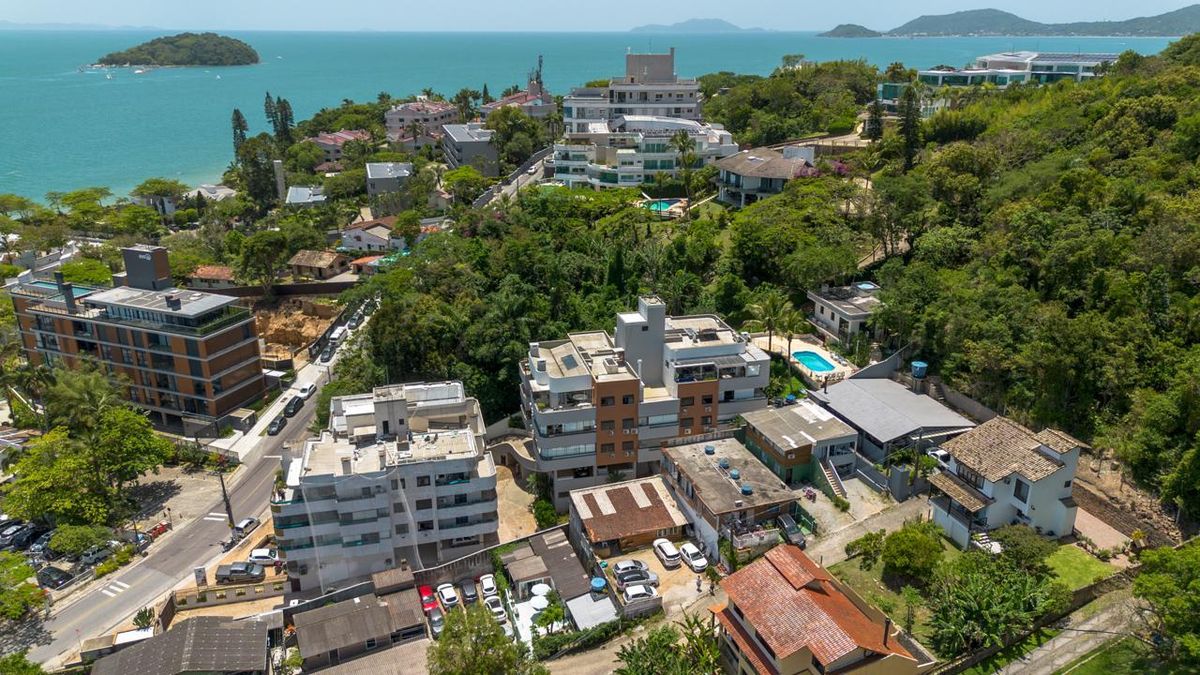 Apartamento de alto padrão a 50m do mar