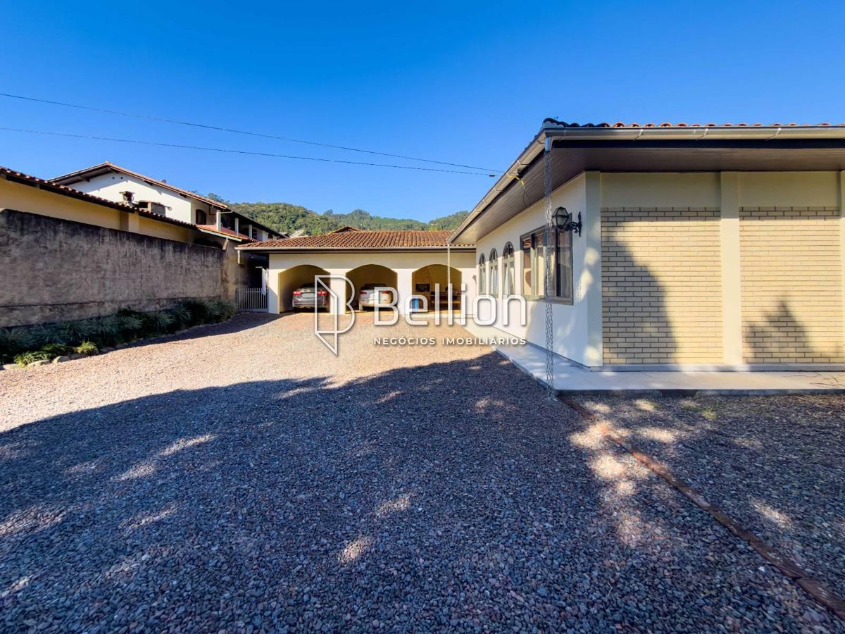 Casa Semi Mobiliada em Terreno de 1.550m² com Potencial Residencial e Comercial em Rodeio