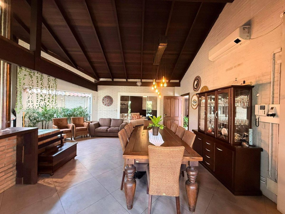 CASA CHARMOSA ESTILO RÚSTICA NO CENTRO DA CIDADE
