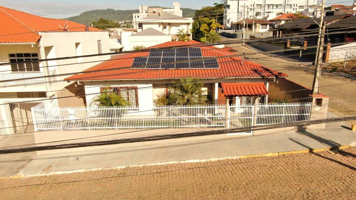 CASA COM PISCINA - BAIRRO PROGRESSO - RIO DO SUL - Casa em Progresso, Rio do Sul - à venda - ARPIA Imobiliária