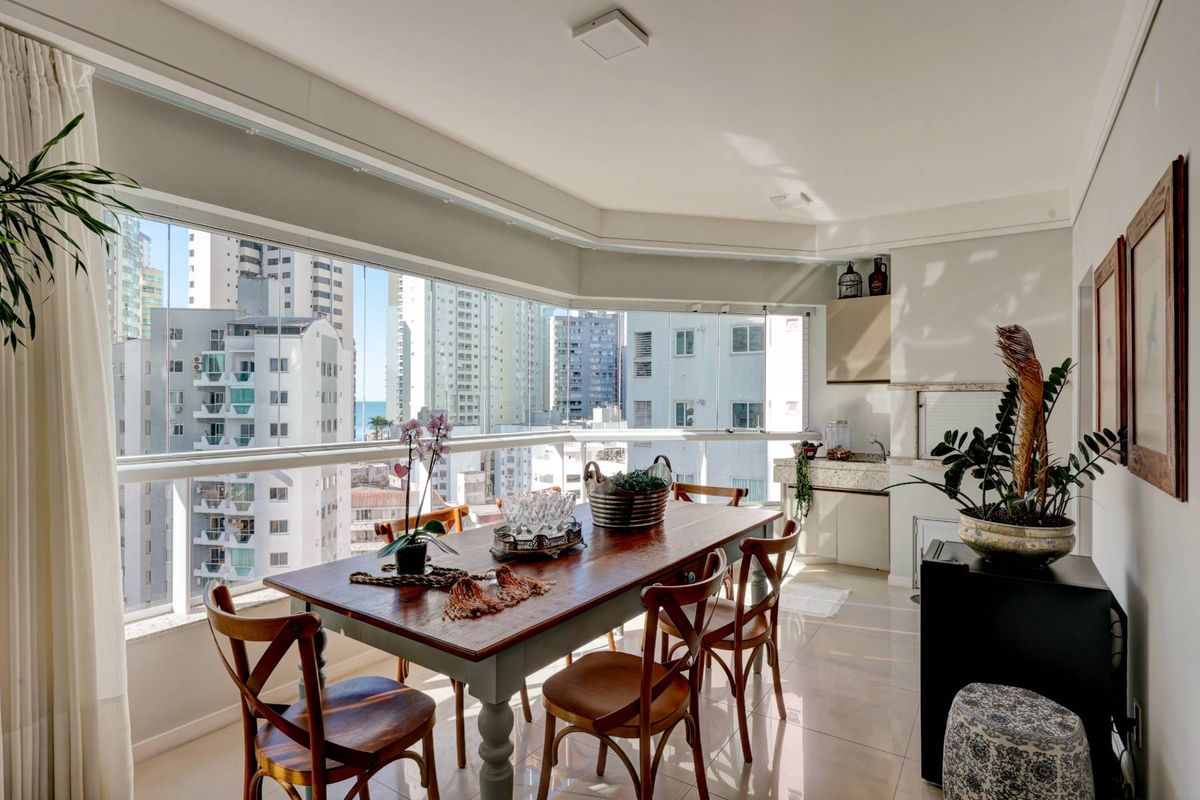 Apartamento à venda com 3 dormitórios, 2 vagas e sacada integrada no Centro de Balneário Camboriú