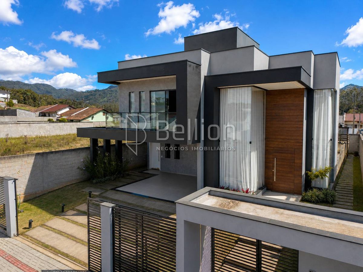 Casa de Alto Padrão, semi mobiliada à Venda na Divinéia em Rio dos Cedros 3 Quartos