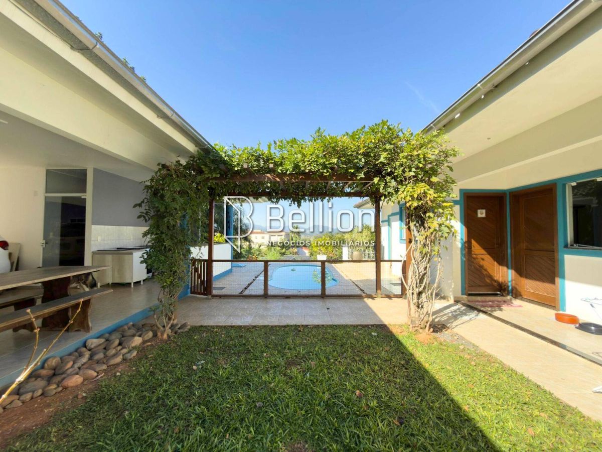 Casa semi mobiliada, com amplo terreno e piscina no Centro de Rio dos Cedros