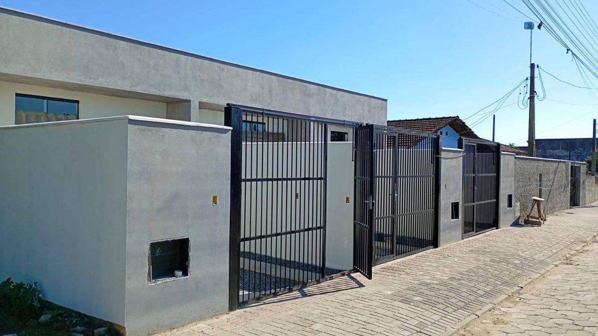 fachada de casa com muro e portão