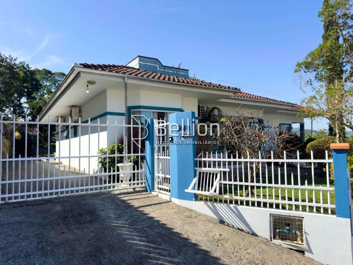 Casa semi mobiliada, com amplo terreno e piscina no Centro de Rio dos Cedros