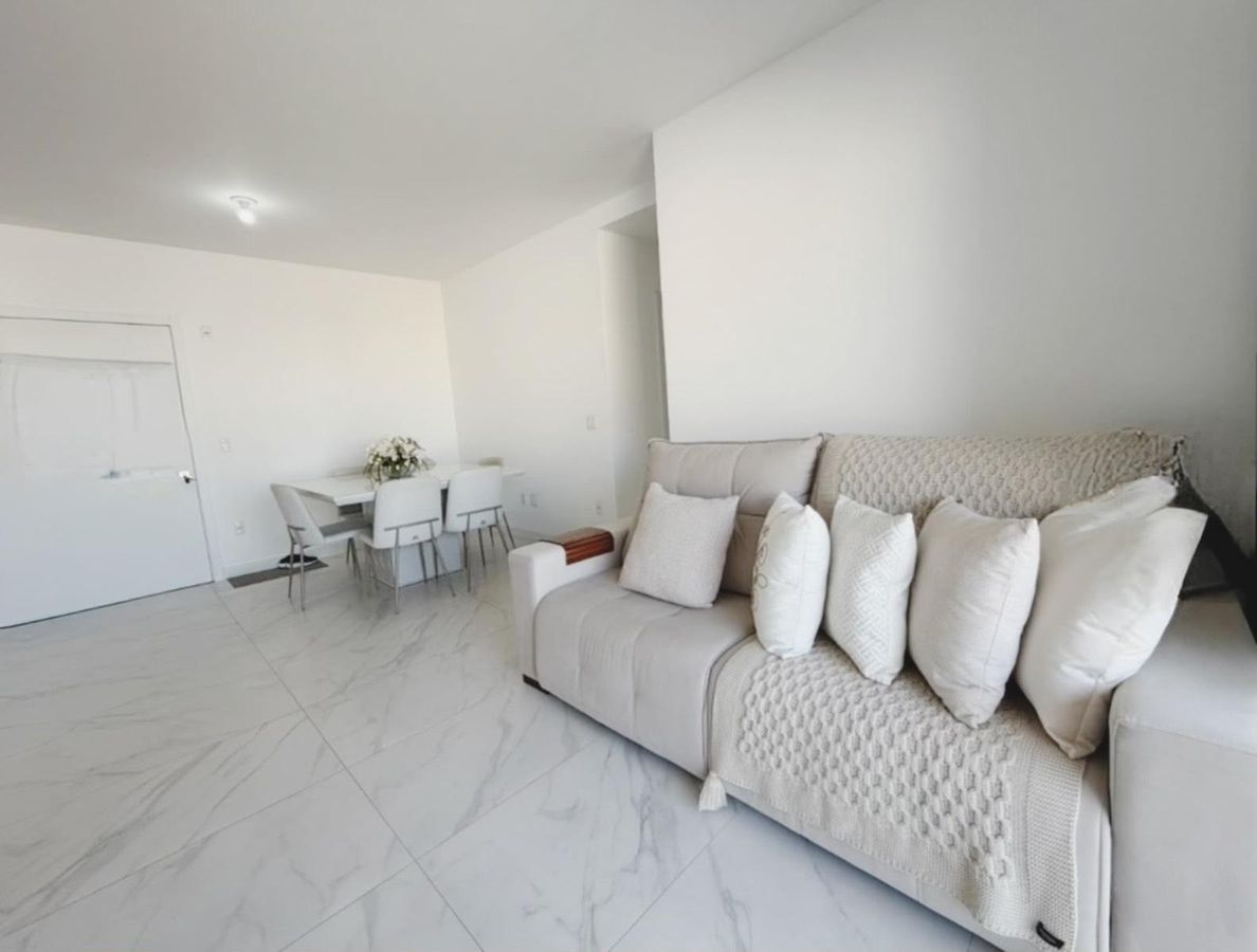 Apartamento a venda com 83m², 2 Quartos, Suite, Semi Mobiliado no bairro Kobrasol