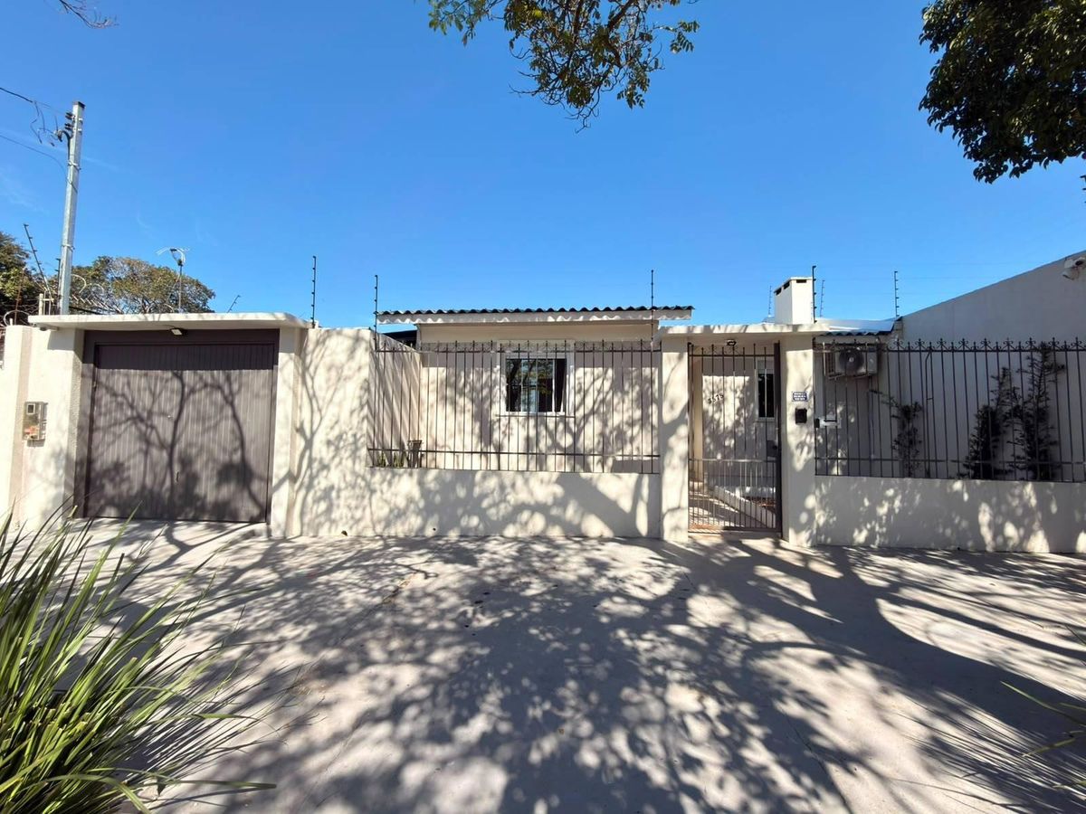 Casa 3 dormitórios com piscina