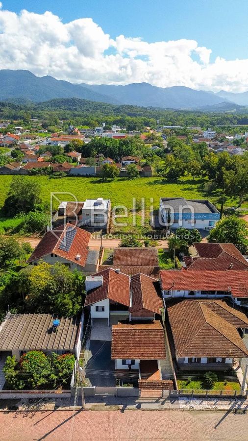 Duas casas em um único terreno: uma excelente oportunidade para morar, investir ou gerar renda!