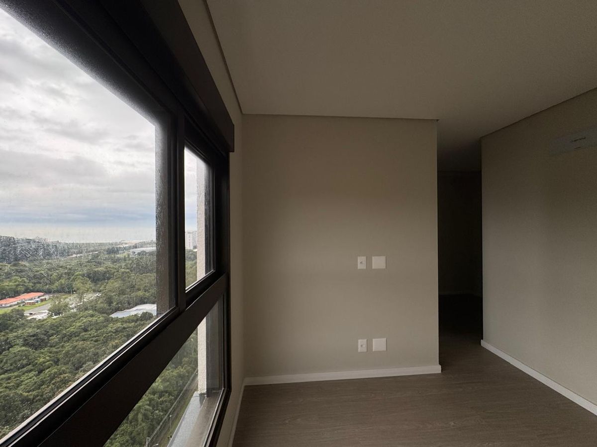 Janela com vista para árvores