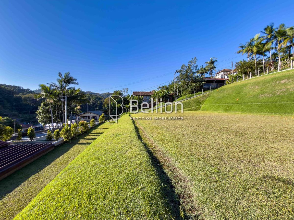 Com duas casas e 2.500m de terreno, medindo 50x50m, essa propriedade é a escolha certa para quem valoriza espaço e quer um imóvel que proporcione várias possibilidades.
