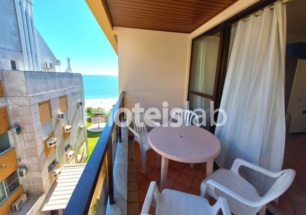 Lindo apartamento de dois quartos em aluguel anual no condomínio frente mar Merit Plaza
