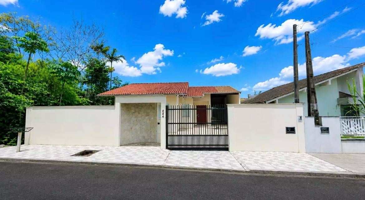 CASA COM 3 QUARTOS E 2 VAGAS NO AMIZADE - Casa em Amizade, Jaraguá do Sul - à venda - Brisa Sul Imóveis