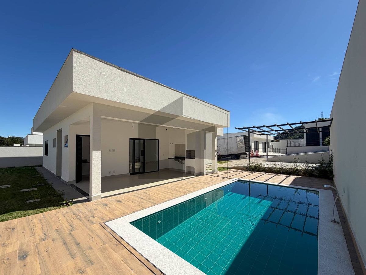 Casa à Venda no Condomínio Carpe Diem Village – Guararema/SP | 3 Suítes | Piscina | Espaço Gourmet | 400m² de Terreno - Casa de Condomínio em Guararema - à venda - Concretual Negocios Imobiliários