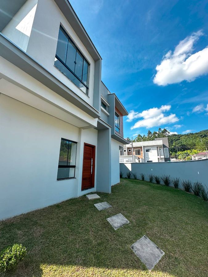 Geminado de Esquina com 1 Suíte + 2 Quartos no bairro Amizade