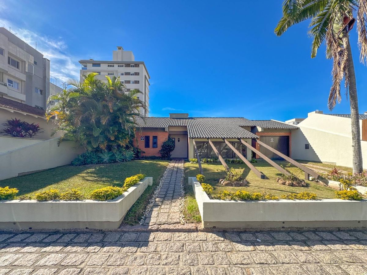Casa com 3 dormitórios e piscina na Vila Moema em Tubarão