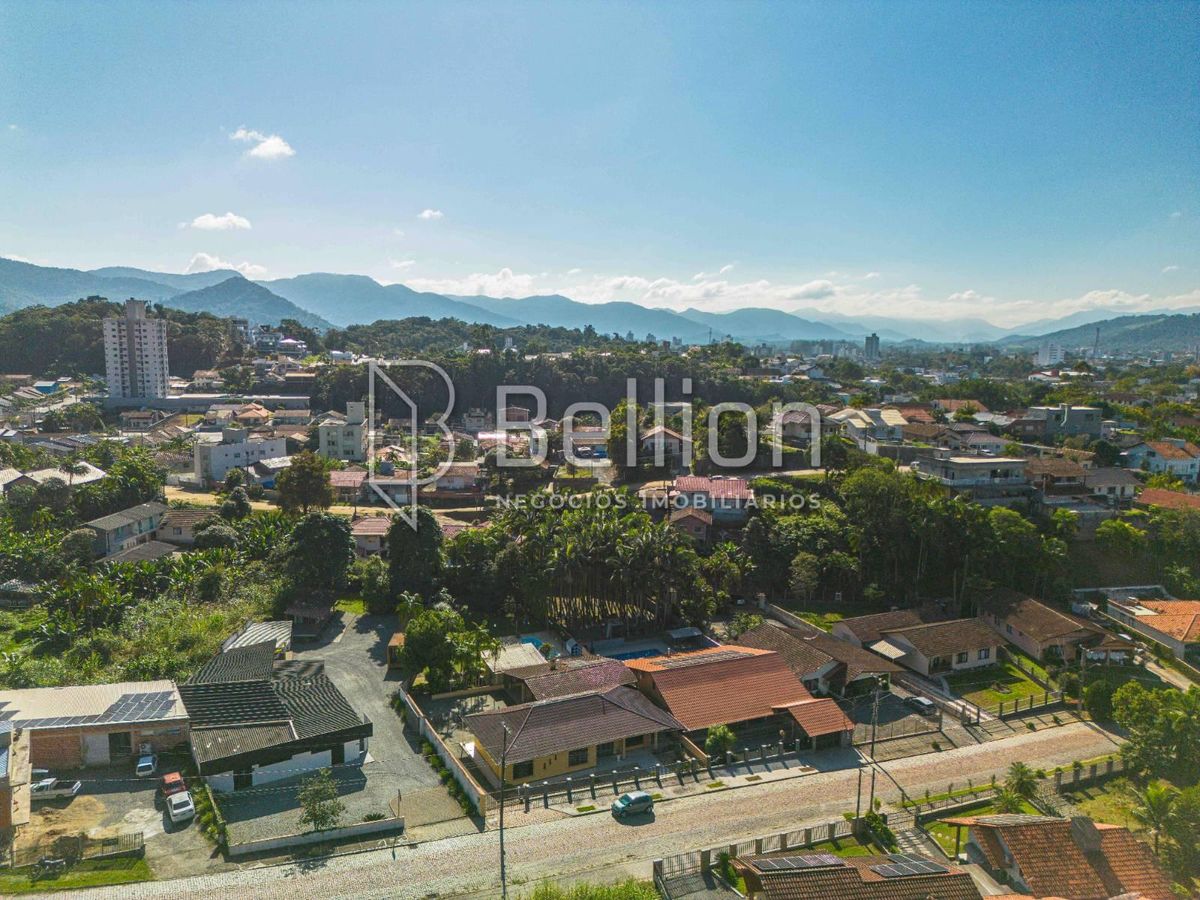 Casa com terreno amplo e lazer completo no Bairro dos Estados, em Timbó!