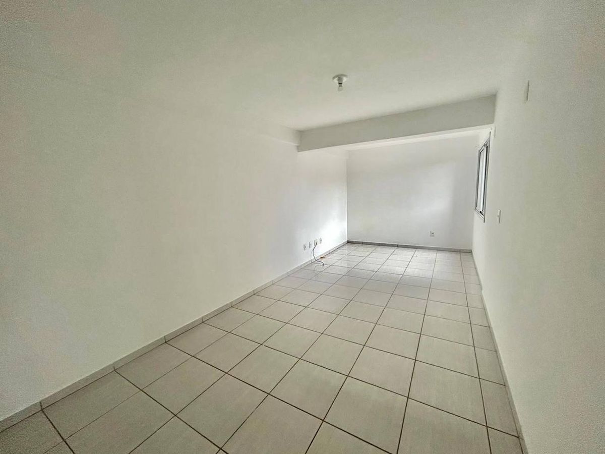 Sala branca com piso decerâmica