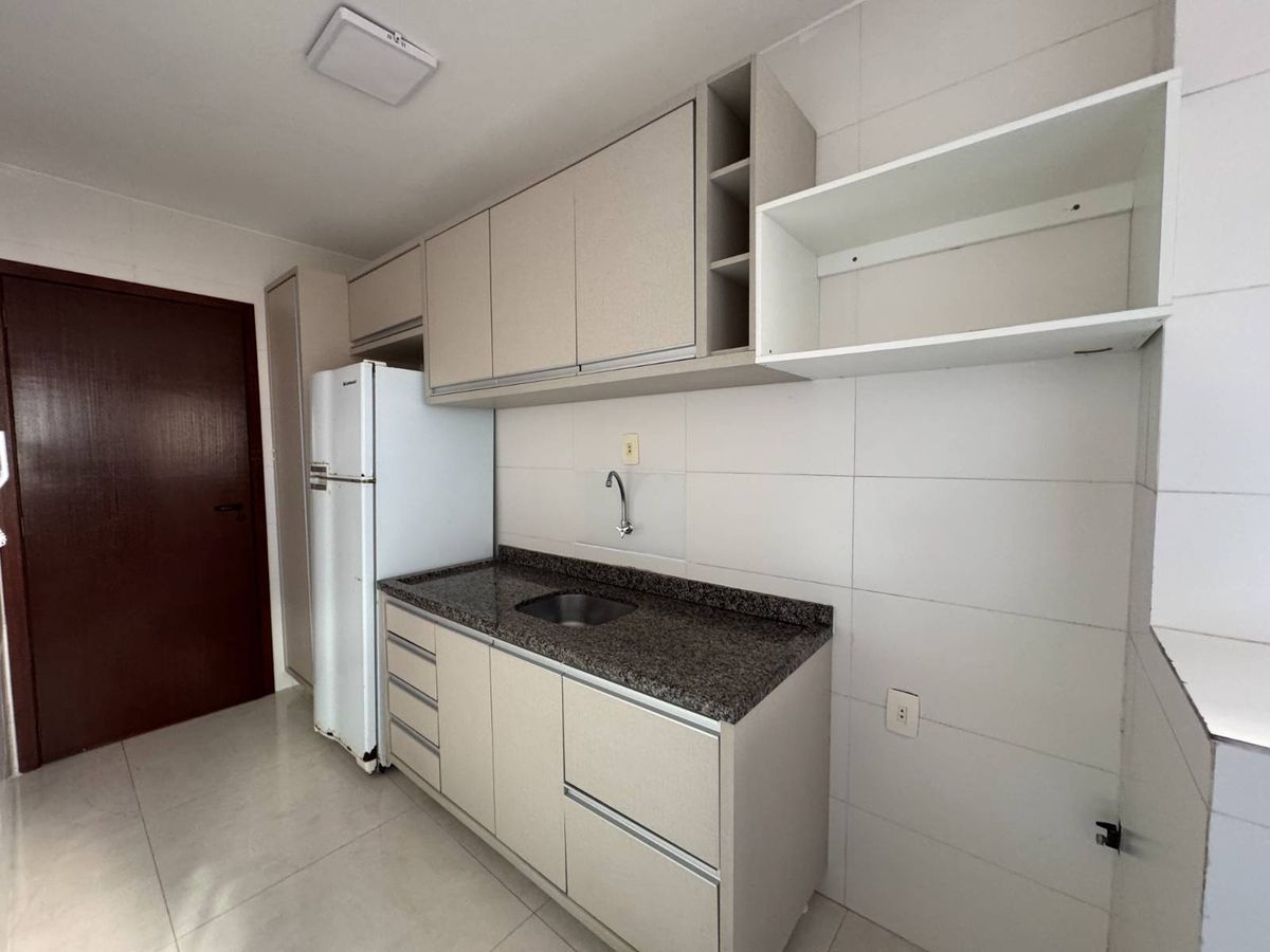 Apartamento na Quadra do mar de 02 quartos, semi-mobiliado, uns 100 metros da praia - Apartamento em Centro, Balneário Camboriú - para locação - Desc Imóveis