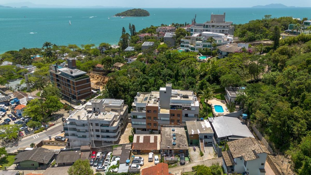 Apartamento de alto padrão a 50m do mar