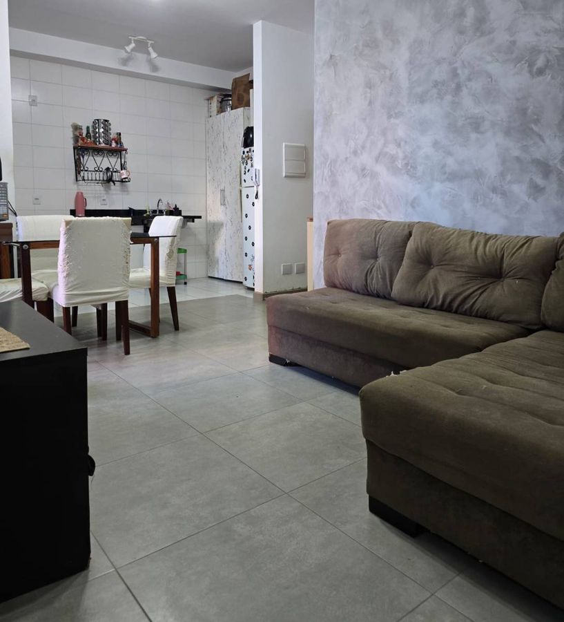 Não é possível descrever a fachada do imóvel com base nesta imagem, pois ela mostra o interior do imóvel.