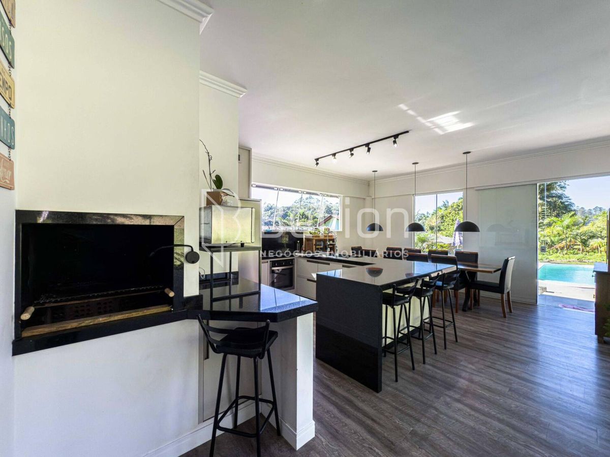 Casa com 2 lagoas, água corrente e piscina, um verdadeiro paraíso!