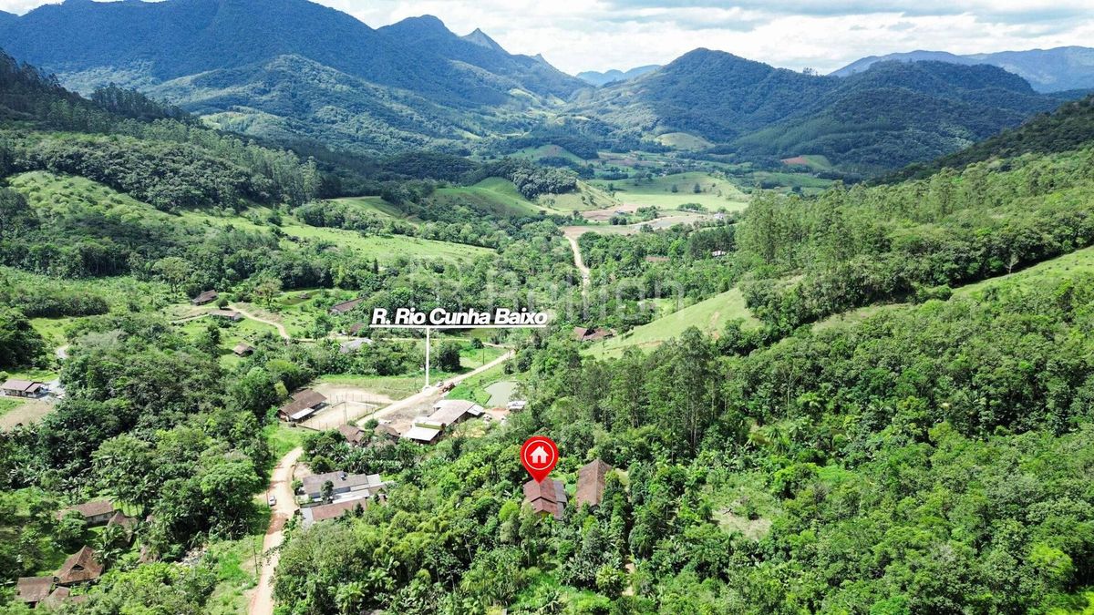 Sítio com casa em madeira de lei e riqueza em água em Rio dos Cedros