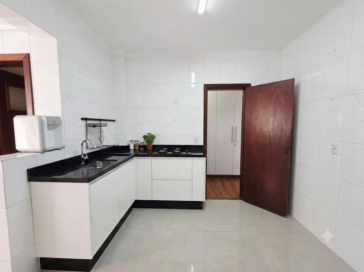 Apartamento Reformado com 4 Dormitórios (01 Suíte) para Locação em Coqueiros – 125 m² | Próximo ao Centro e Orla Gastronômica