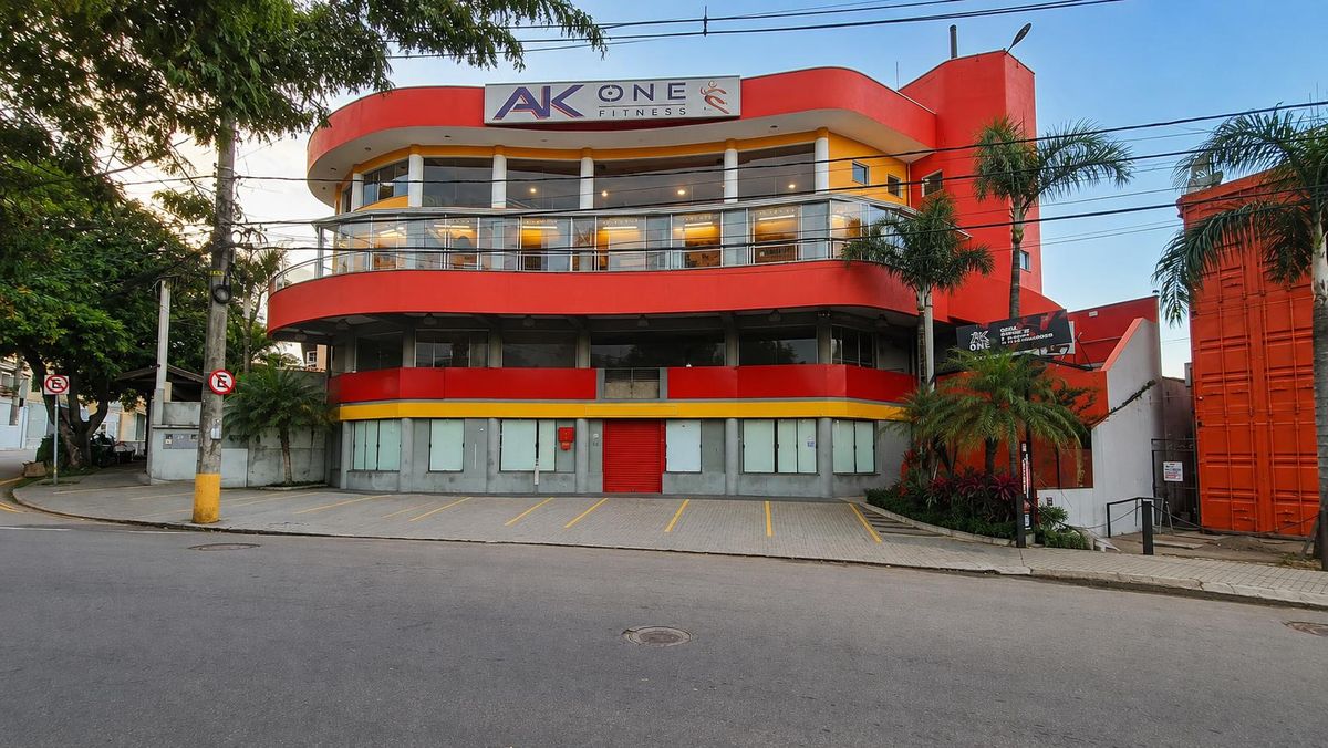 Estilo moderno, formas curvas, fachada vidro.