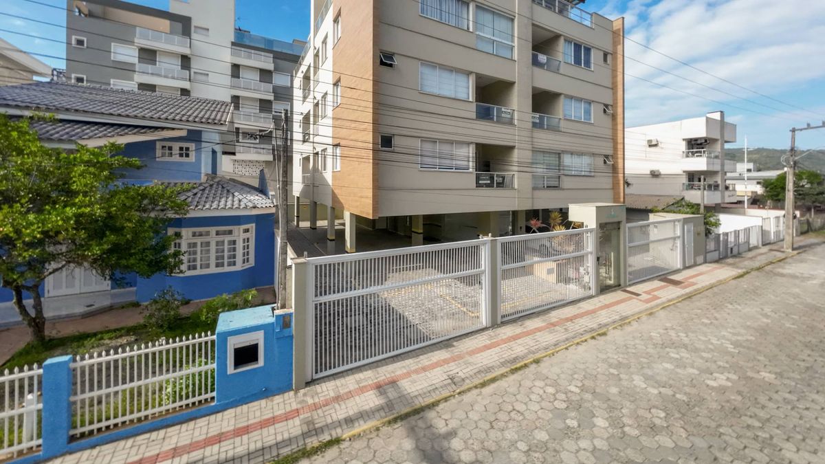 APARTAMENTO PRÓXIMO AO MAR, A VENDA EM BOMBINHAS/SC - Apartamento em Bombas, Bombinhas - à venda - Fernando Carvalho - Corretor de Imóveis