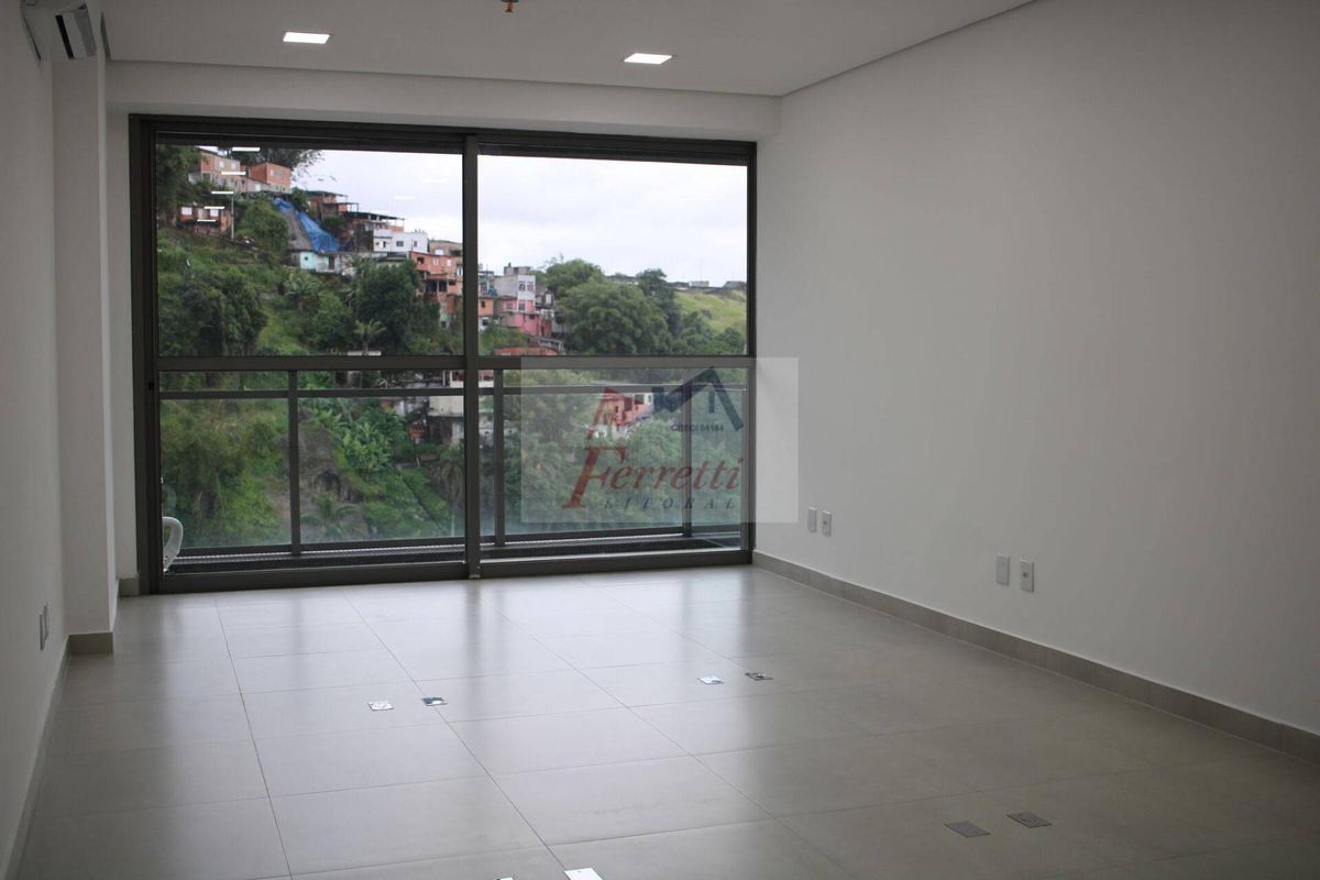 Sala  com 42 m² reformada para alugar no bairro Valongo - Santos/SP