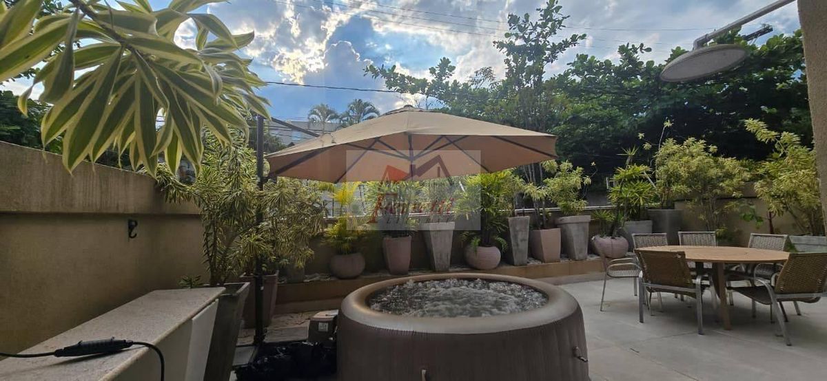 Apartamento garden com 2 dormitórios  pé na areia à venda em Guarujá/SP