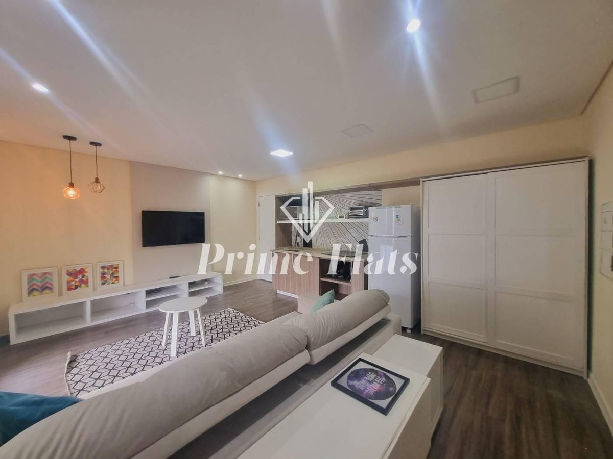 Sala com sofá, televisão e piso de madeira claro