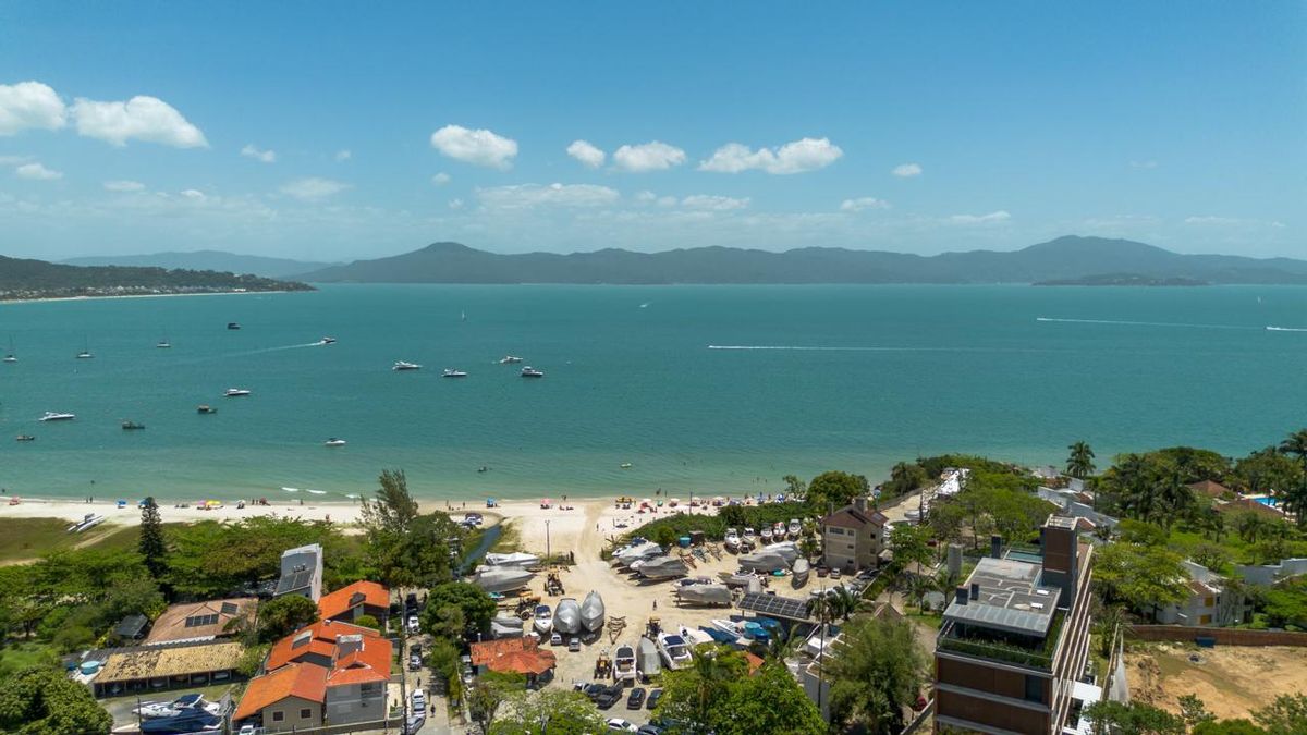 Apartamento de alto padrão a 50m do mar