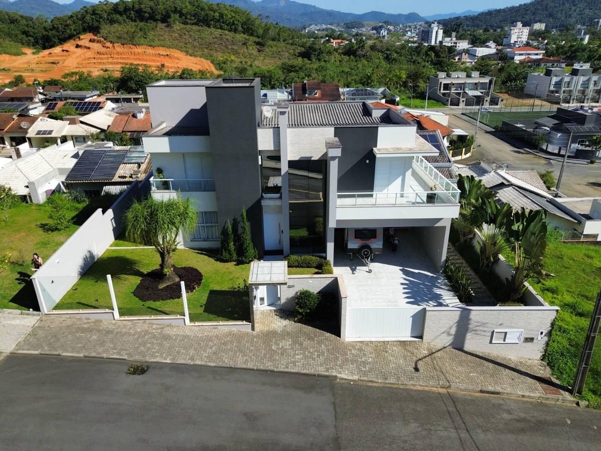 CASA PORTEIRA FECHADA COM 3 SUÍTES - AMIZADE - Casa em Amizade, Jaraguá do Sul - à venda - IMOB Imóveis