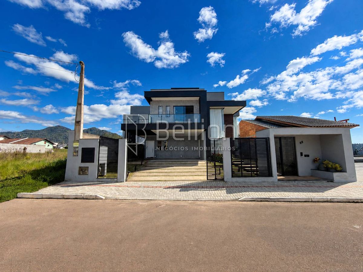 Casa de Alto Padrão, semi mobiliada à Venda na Divinéia em Rio dos Cedros 3 Quartos