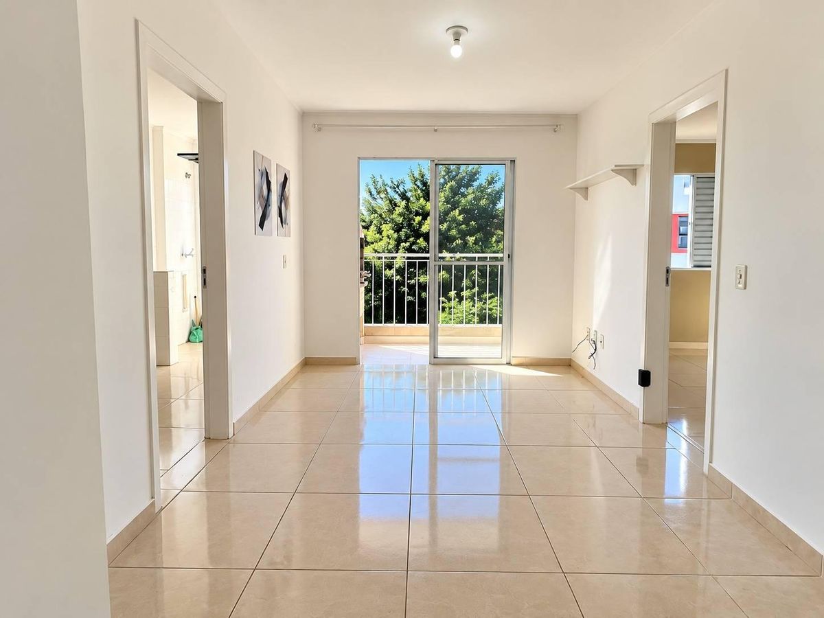 sala clara com vista para varanda