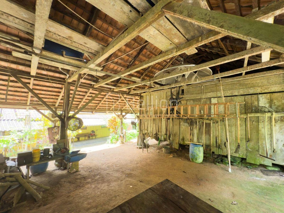 Sítio com casa em madeira de lei e riqueza em água em Rio dos Cedros