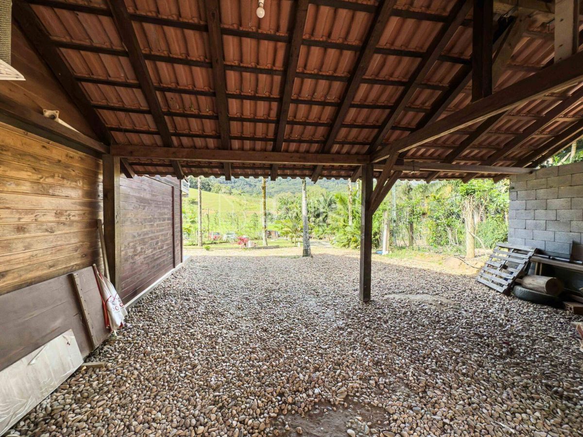 Casa em Rodeio no bairro Kaspereit, com amplo terreno e área de festas