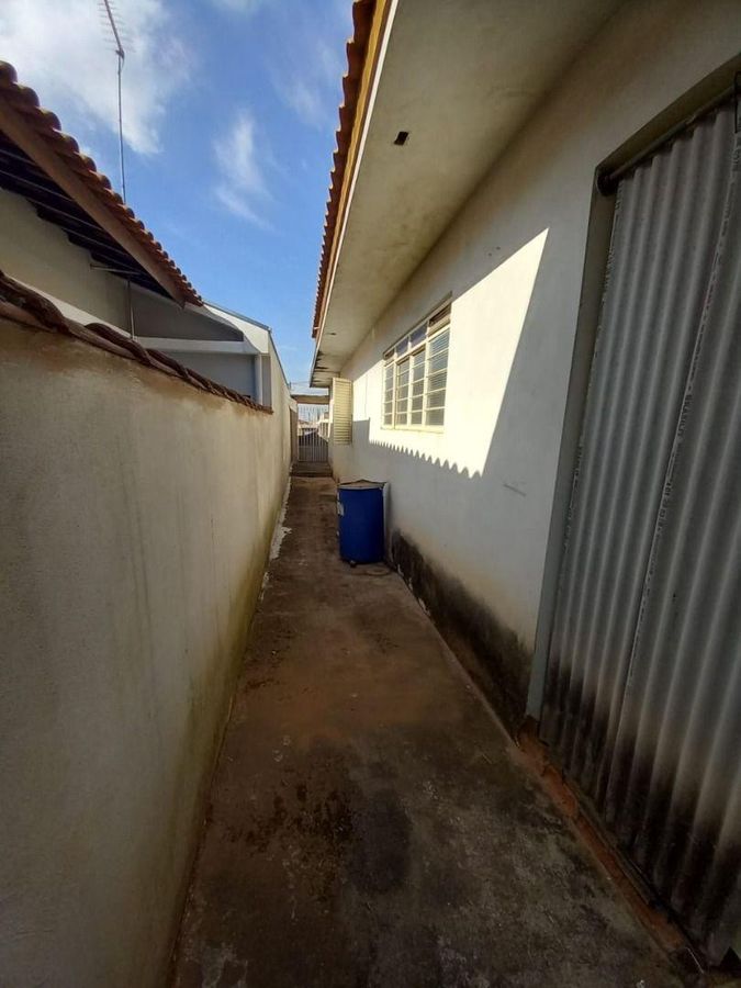 Casa 3 dormit, sendo 1 suíte com 3 vagas. Sala e cozinha grandes e quintal. Ótima localização em Valinhos., foto 4